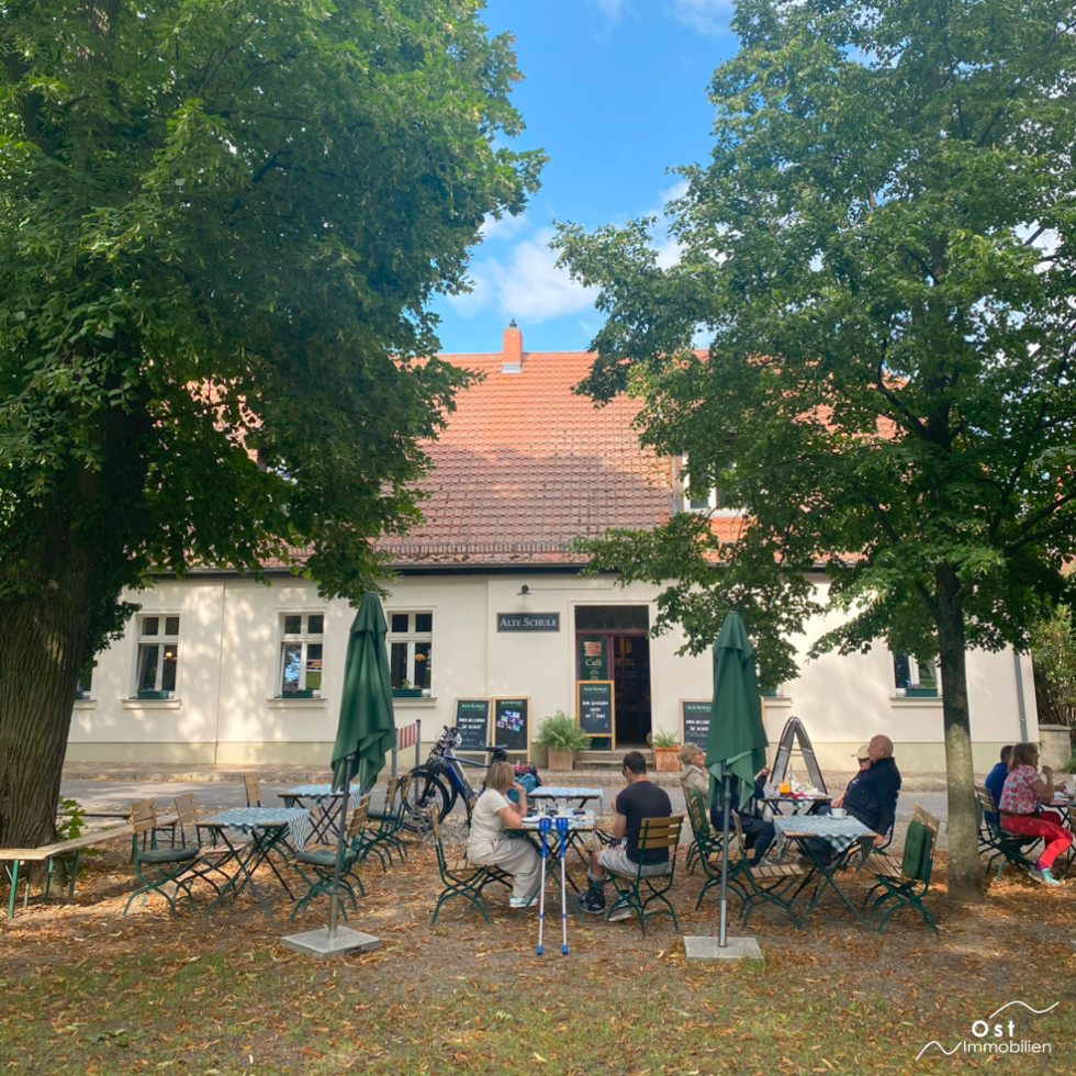 Across from the castle: the café 'Alte Schule Ribbeck' – self-service and limited opening hours.