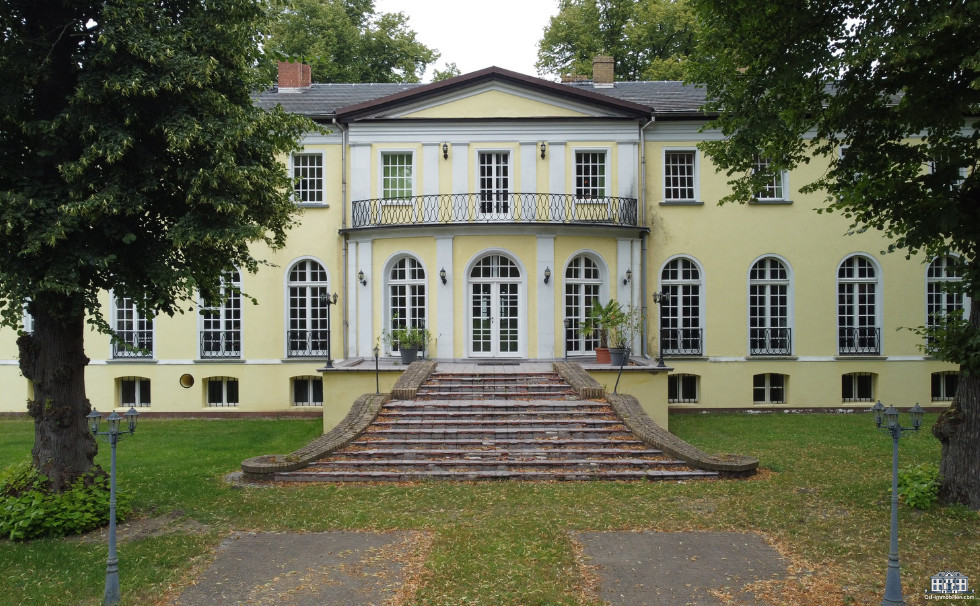 Um ein Schloss stets im Märchenzustand zu halten, gibt es immer etwas zu tun. Hier Laub entfernen und ein paar Schönheitsreparaturen.