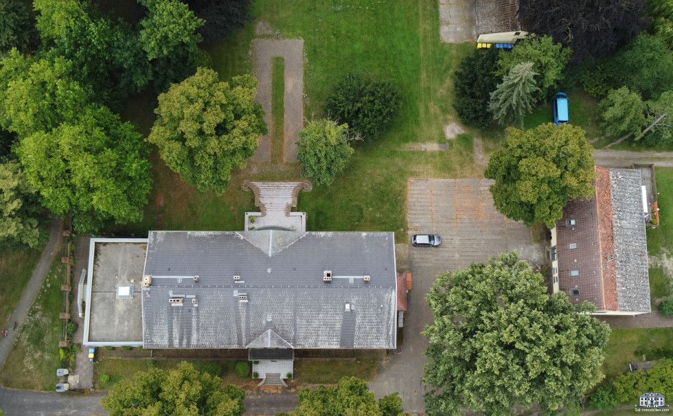 Das Dach ist oft ein teures Thema bei Immobilien dieser Art – nicht so bei Gebäude.