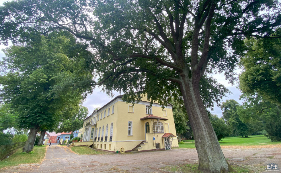 Links befindet sich die Einfahrt, dann das Schloss und der Park.