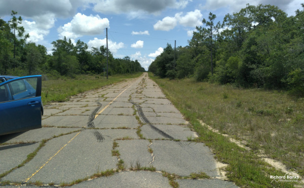 Leere Straße in Sunny Hills Florida