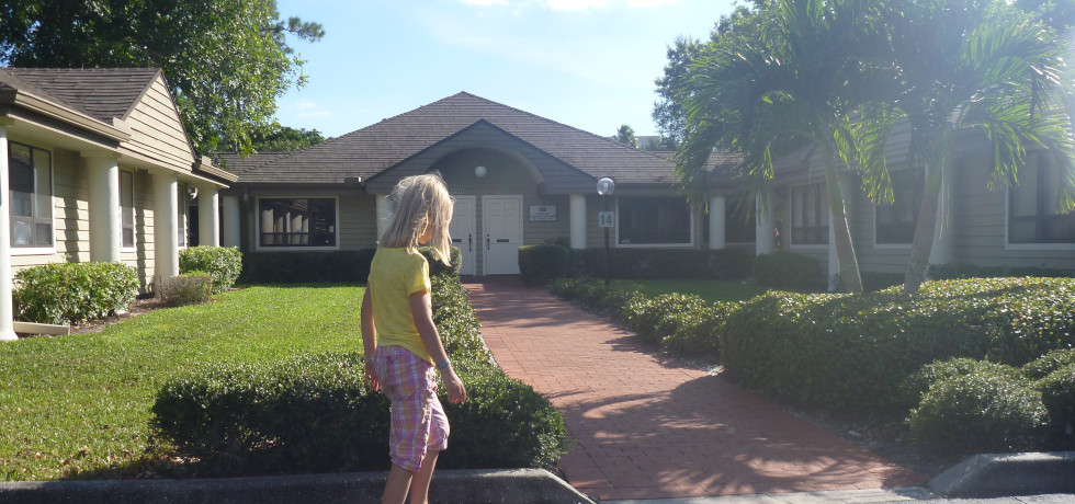 Das bin ich im Alter von 8 Jahren auf dem Weg in ein Rental Building in Fort Myers, Florida