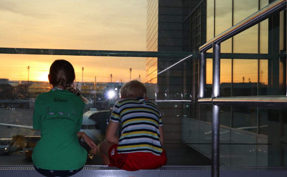 Maxi mit Bruder am Flughafen: Es geht nach Florida.