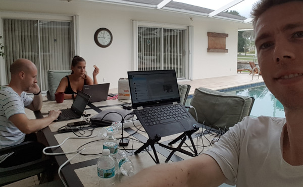 Büro mit Pool – Coworking.