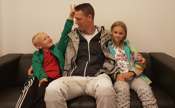 Papa mit Kindern