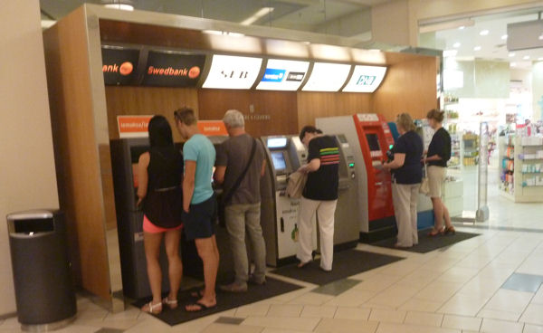 Geldautomaten im Shopping-Center in Lettland