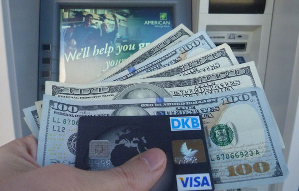 Prelevare contanti con la carta Visa DKB al distributore automatico - Dollaro statunitense qui