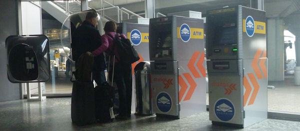 Geldautomaten am Flughafen Budapest, Ungarn