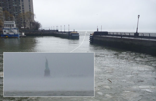 Freiheitsstatue und Eisschollen im Hafenbecken von Manhattan